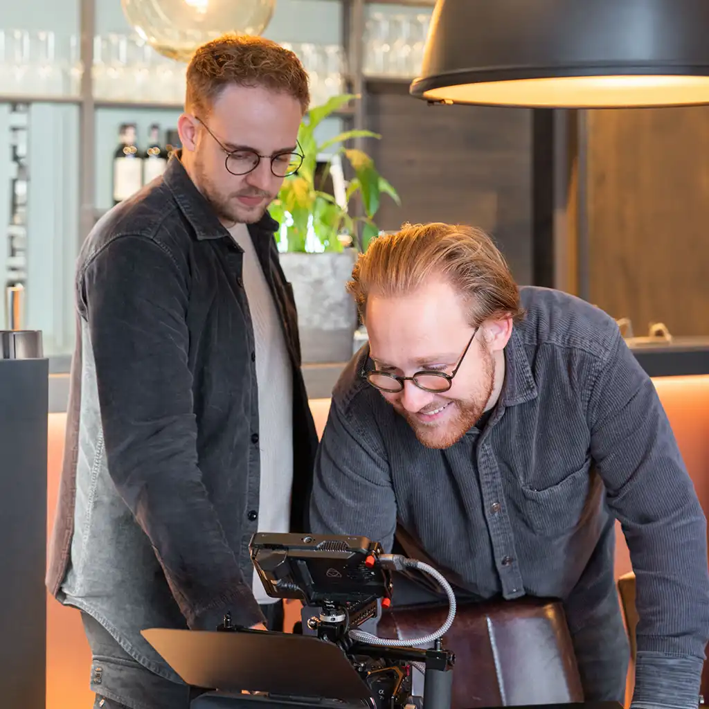 Produktionstag: zwei Kollegen prüfen gemeinsam das Kamera-Rig und das Setup